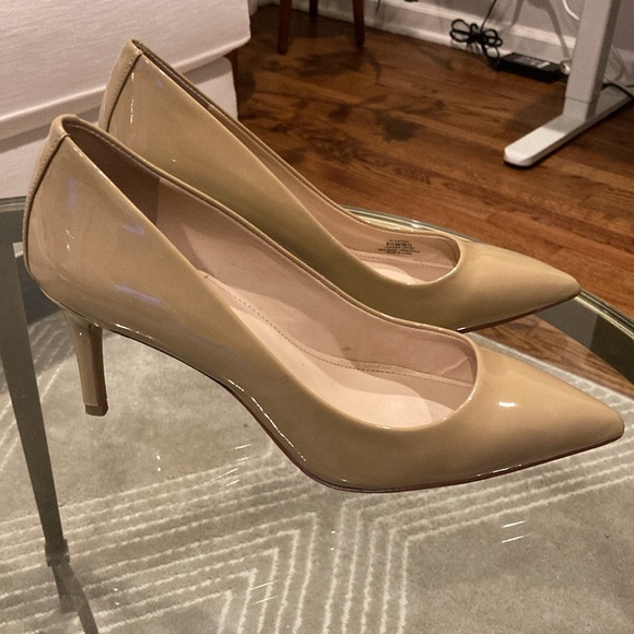Vince Camuto 8.5 tan patent leather high heel. EUC, worn once. Beautiful shoe - Picture 2 of 7